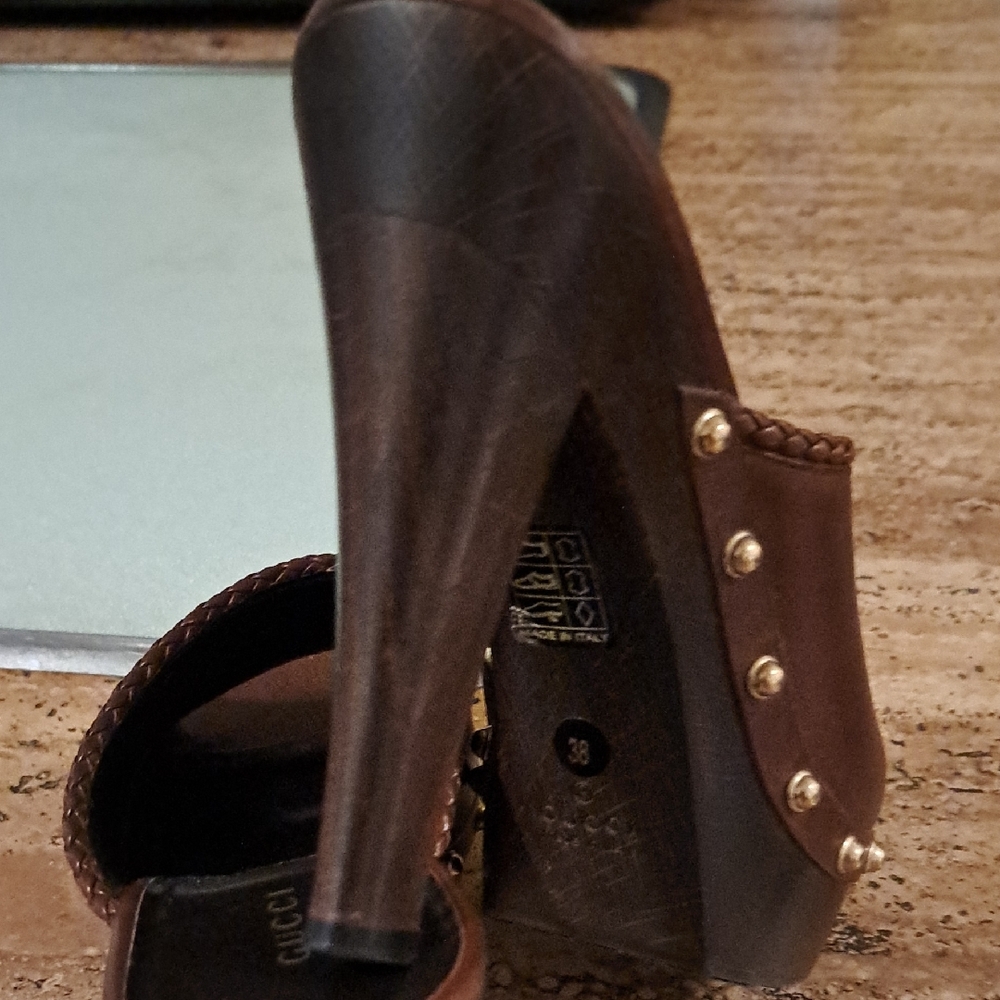 Gucci Women's Brown Leather Slide Sandals - Picture 5 of 12